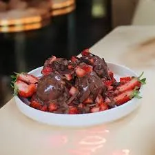 ÇİLEKLİ PROFİTEROL