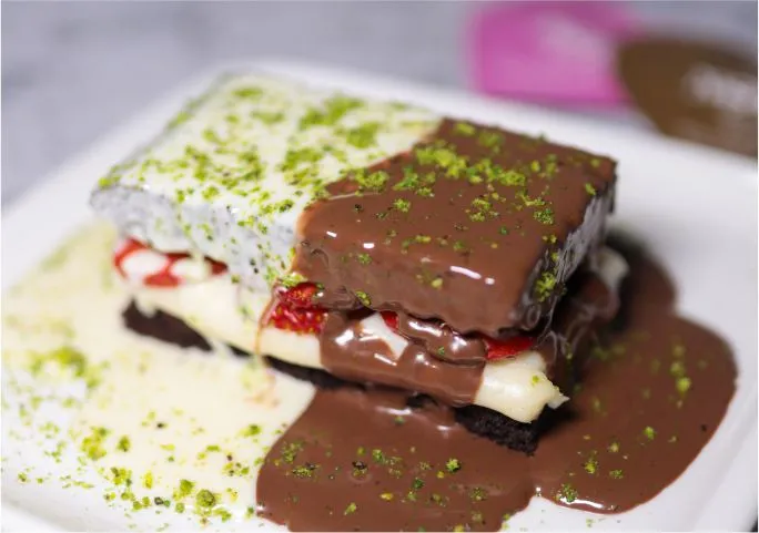 ÇİLEKLİ BROWNIE