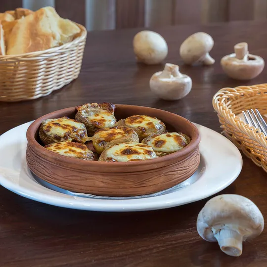 GÜVEÇTE SARIMSAKLI MANTAR