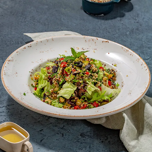 AVOKADO VE BEYAZ PEYNİRLİ KİNOA SALATASI