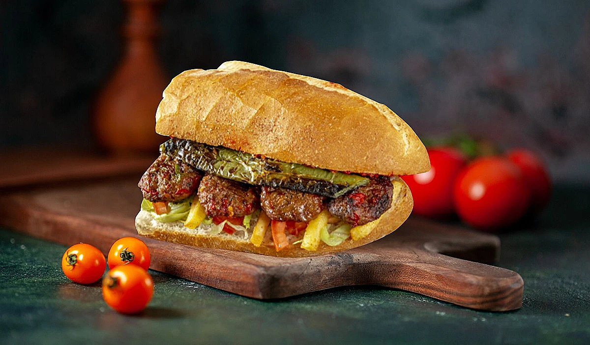 YARIM EKMEK ARASI KÖFTE