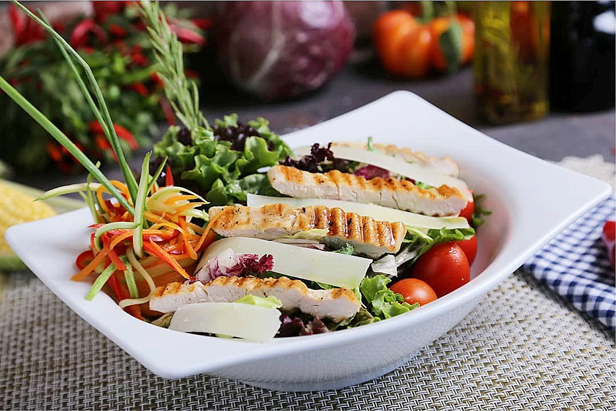 TAVUKLU SALATA