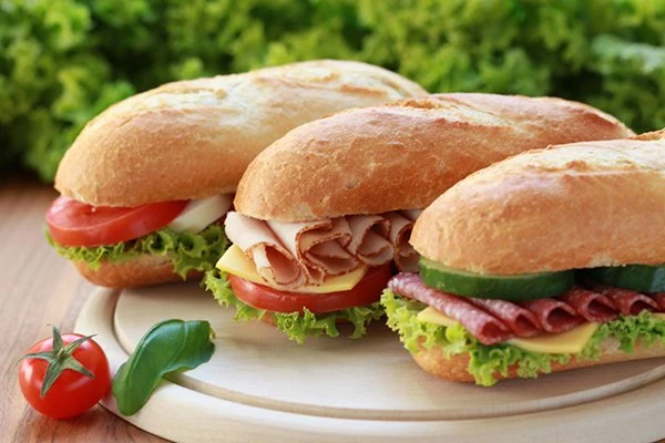 BARBEKÜ SOSLU PİLİÇ SANDVİÇ